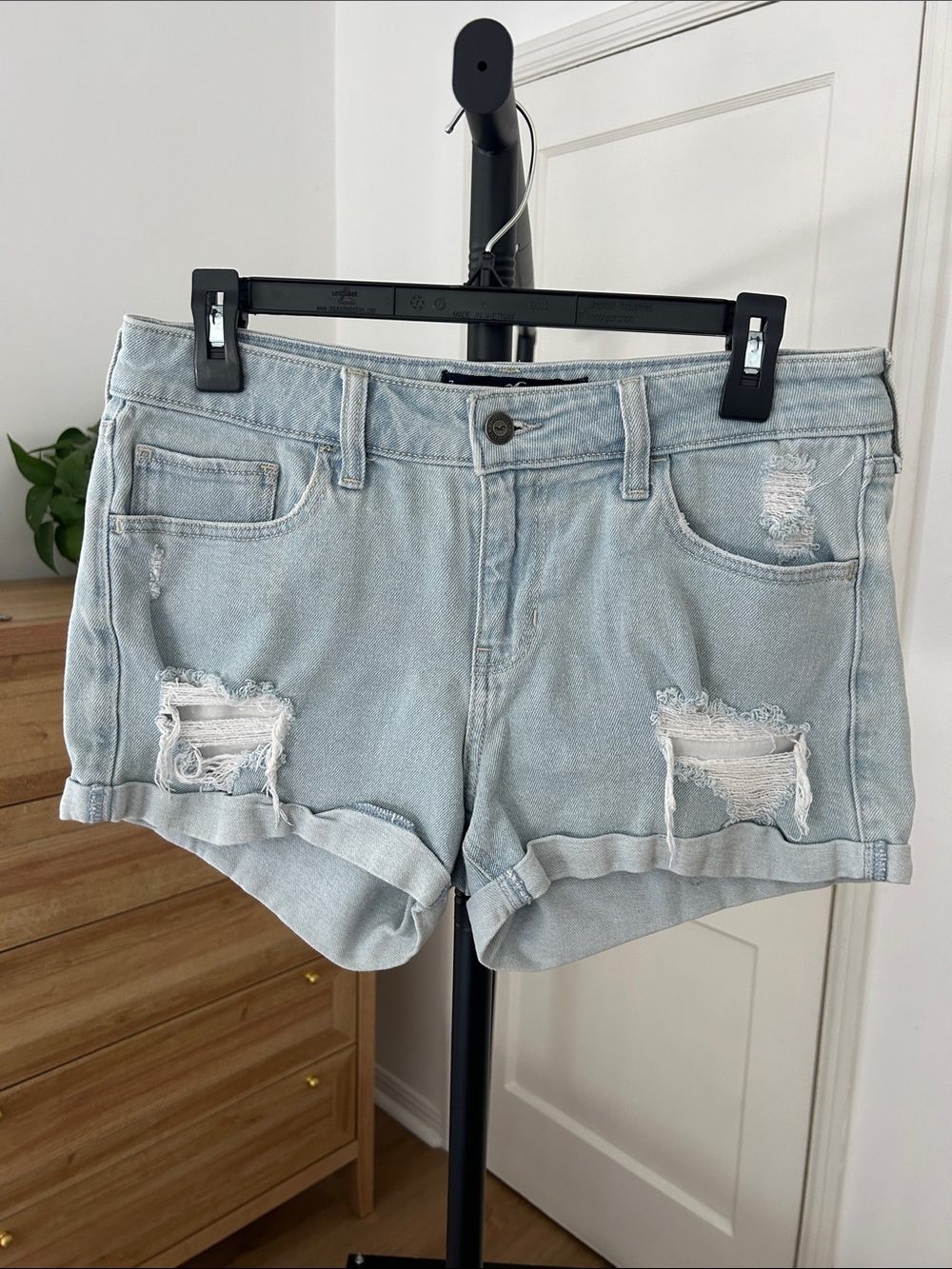Hollister Low Rise Boyfriend Short Jean. Size 7/28. 3” inseam. Stretch